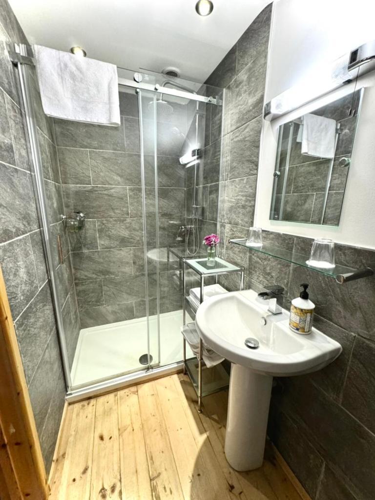 The Crown Inn West Down Екстериор снимка